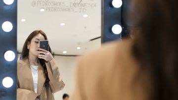 Biar Nggak Salah Gaya, Ini 4 Tips Mirror Selfie OOTD untuk Ekspresikan Diri