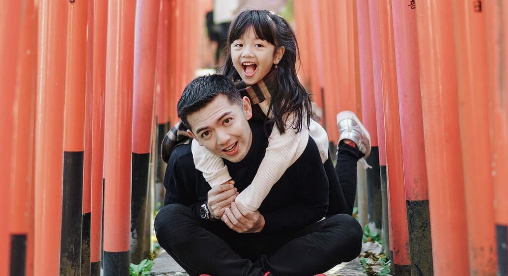 Selama ini Bikin Penasaran, Nicky Tirta Akhirnya Perkenalkan Saudara Kembarnya. Mirip Nggak nih?