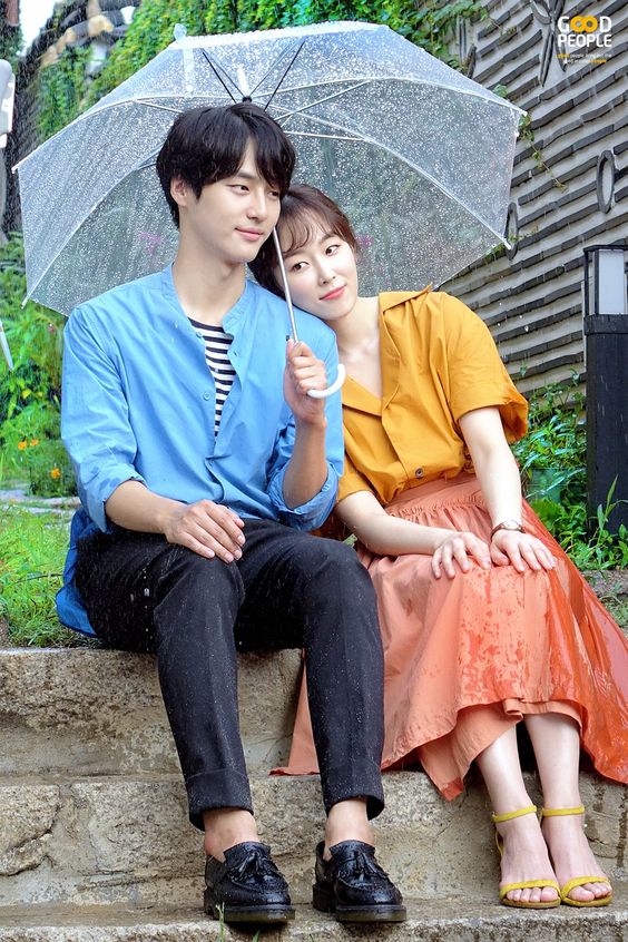 12 Ide Pre-wedding Berpose Pakai Payung. Tetap Terlihat Estetik, Plus Aman di Musim Hujan~