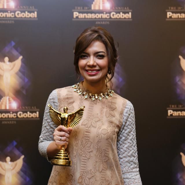 Mba Nana saat mendapat penghargaan dari panasonic Global Award.