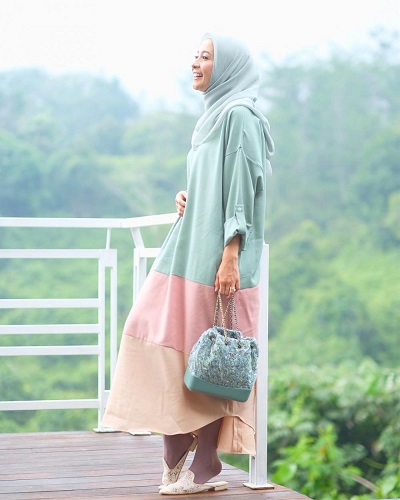 Kombinasi warna pastel gamis dan hijab akan semakin menambah kesan modis kalian