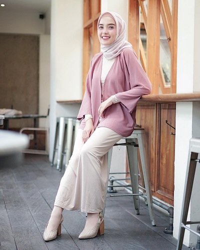 Perpaduan warna pink pastel dengan kerudung putih bermotif akan menambah kesan ceria pada pakaianmu