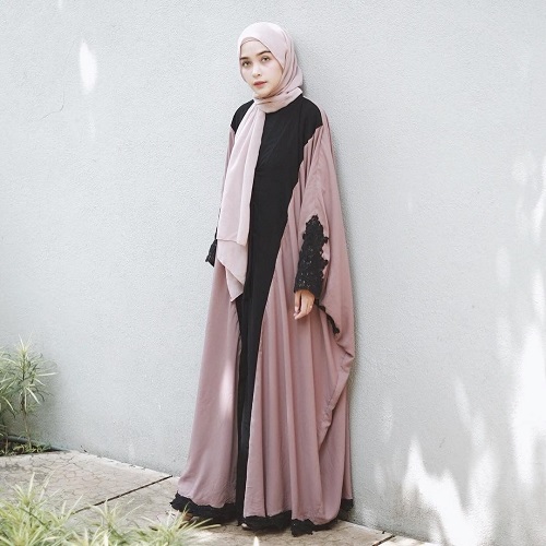kombinasi warna coklat pastel dan kerudung krem membuat kamu semakin anggun