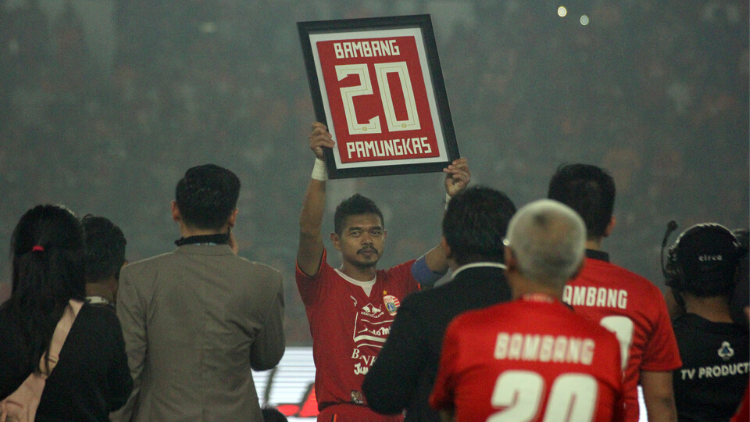 20 Tahun Berkiprah di Sepakbola, Bambang Pamungkas Resmi Gantung Sepatu. Momennya Bikin Haru!