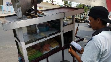 Jadwal Rutin Penjual Makanan Keliling yang Biasa Lewat Depan Rumah. Buat Sobat Mager, Catat nih!
