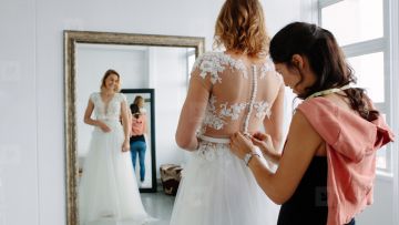 7 Pertanyaan yang Wajib Kamu Tanyakan saat Fitting Baju. Kunci Tampil Sempurna di Hari Pernikahan