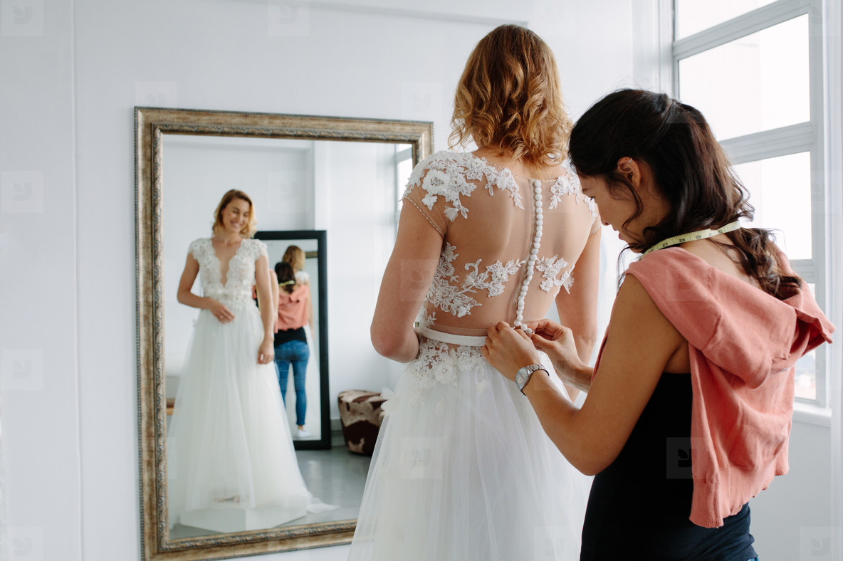 7 Pertanyaan yang Wajib Kamu Tanyakan saat Fitting Baju. Kunci Tampil Sempurna di Hari Pernikahan