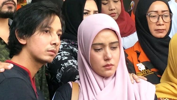 Berkali-kali Ditanya tentang Organ Intim, Fairuz A Rafiq Pingsan Saat Sidang Kasus Ikan Asin