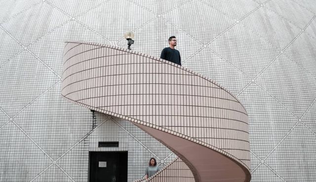 prewedding di tangga