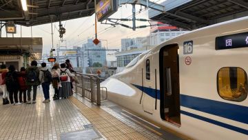 Keasikan Foto, Turis Indonesia Bikin Kereta Shinkansen di Jepang Telat. Udah Ditegur Masih Ngeyel!