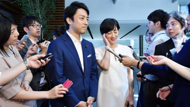 Mengulik Viralnya Menteri Lingkungan Hidup Jepang yang Berani Ambil Cuti Melahirkan Suami. Salut!