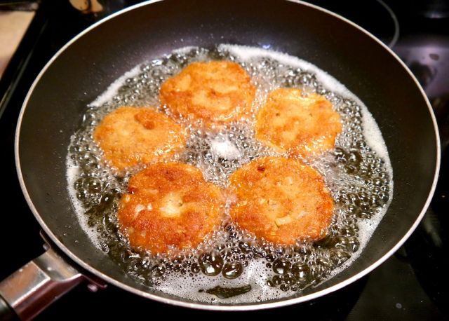 6 Cara Mengatasi Busa pada Minyak Goreng Setelah Dipakai Mengolah Telur