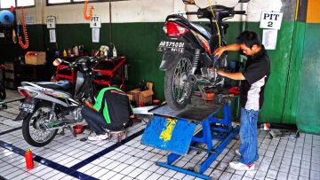 5 Trik Agar Nggak Kena Tipu Montir Nakal Saat Servis Motor. Cewek-cewek Sering Jadi Korban