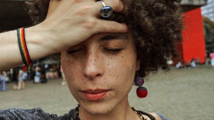 Dear Mental Illness Survivor, Please Jangan Pernah Menganggap Dirimu Gila. Kamu Hanya Sedang Berjuang Agar Mentalmu Sehat Kembali