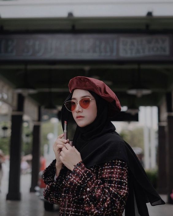 Kece dan Unik, Ini Penampilan 8 Hijabers yang Percaya Diri dengan Topinya