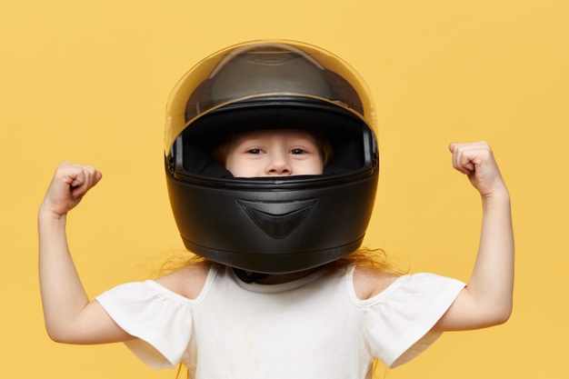 5 Perlengkapan Wajib Anak Saat Dibonceng Naik Motor. Aman, Nyaman dan No Drama!