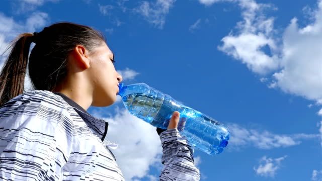 Agar tidak dehidrasi, sediakan air putih