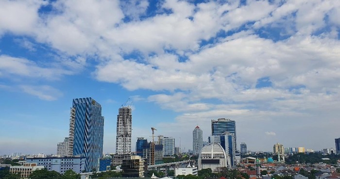 Penjelasan Kenapa Beberapa Hari Ini Tidak Turun Hujan. Malah Langit Jadi Cerah Berwarna Biru