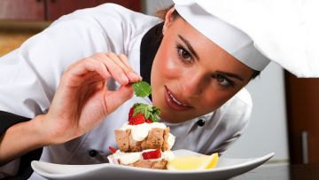 6 Fakta Menarik Penghargaan Michelin Star. Ternyata Ada Kios Kaki Lima yang Berhasil Meraihnya!