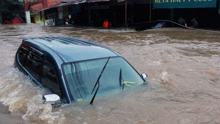 Air Banjir Bisa Merusak Mobilmu. Segera Lakukan 5 Hal Ini Sebelum Terlambat!