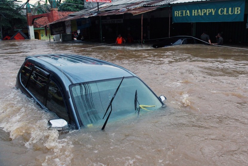 Air Banjir Bisa Merusak Mobilmu. Segera Lakukan 5 Hal Ini Sebelum Terlambat!
