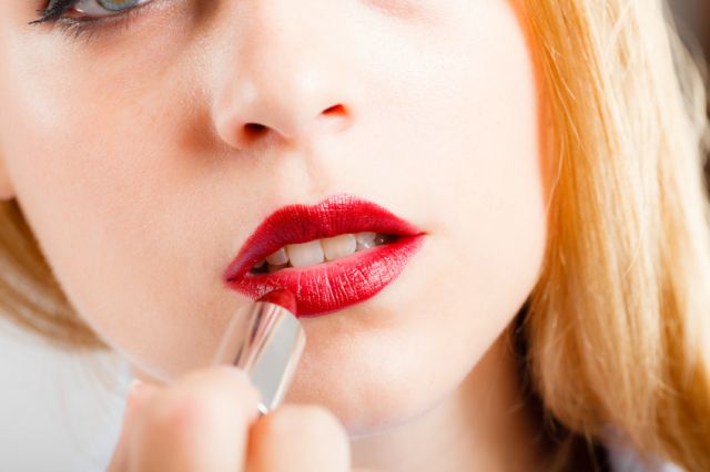5 Alasan Kenapa Lipstik Jadi Bagian Penting di Hidup Cewek. Bukan Cuma Nutupin Bibir Hitam!