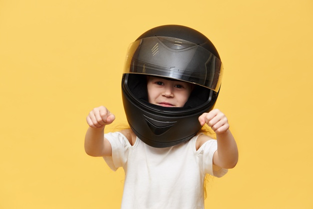 5 Perlengkapan Wajib Anak Saat Dibonceng Naik Motor. Aman, Nyaman dan No Drama!