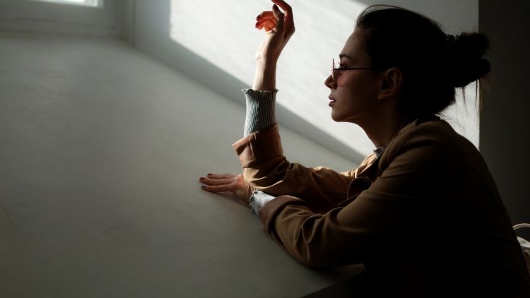 Lebih Dekat Mengenal Self-Harm Biar Nggak Gampang Menghakimi Orang Lain
