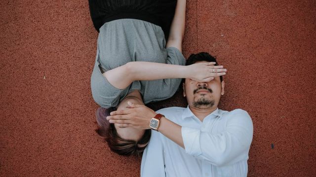 12 Ide Pre-wedding Santai untuk Kaum Rebahan. Bisa di Manapun, Pakai Kostum Apapun, Yay!