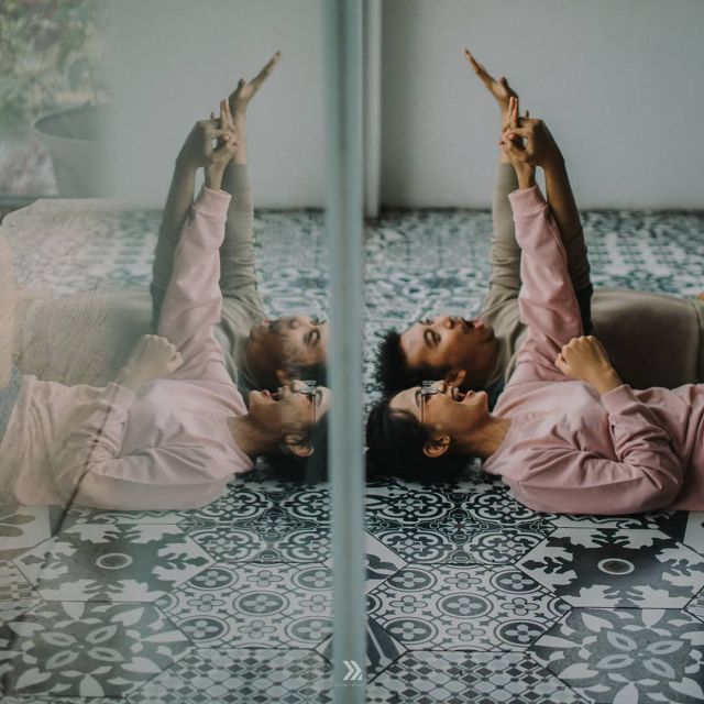 12 Ide Pre-wedding Santai untuk Kaum Rebahan. Bisa di Manapun, Pakai Kostum Apapun, Yay!
