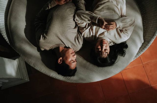 12 Ide Pre-wedding Santai untuk Kaum Rebahan. Bisa di Manapun, Pakai Kostum Apapun, Yay!