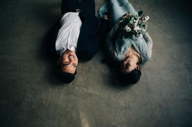 12 Ide Pre-wedding Santai untuk Kaum Rebahan. Bisa di Manapun, Pakai Kostum Apapun, Yay!