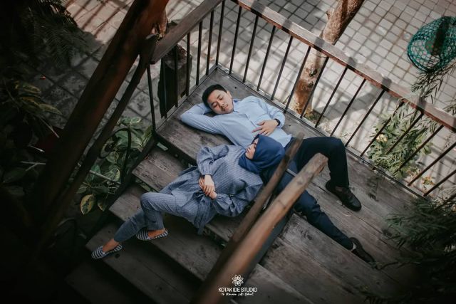 12 Ide Pre-wedding Santai untuk Kaum Rebahan. Bisa di Manapun, Pakai Kostum Apapun, Yay!