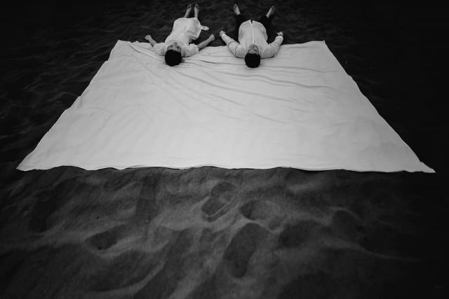 12 Ide Pre-wedding Santai untuk Kaum Rebahan. Bisa di Manapun, Pakai Kostum Apapun, Yay!