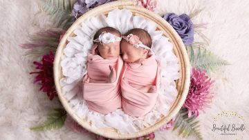 9 Tema Foto Newborn Baby Kembar dalam Berbagai Tema Unik. Ugh, Bikin Gemas Semua!