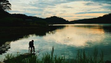 Serunya Berkemah di Tepian Waduk Sermo, Kulonprogo. Tempatnya Asik dan Pemandangan Juara!