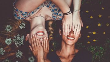 Kalau Temanmu Punya 5 Ciri-Ciri Ini, Selamat! Friendship Goal Sudah di Depan Mata