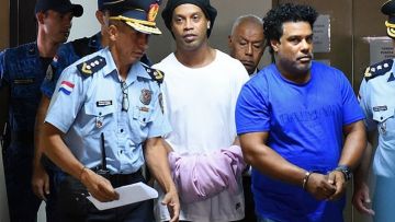 Terlibat Pemalsuan Paspor, Legenda Sepak Bola Brasil Ronaldinho Ditangkap Kepolisian Paraguay