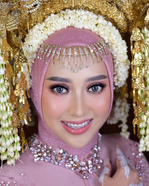 10 Ide Make-up Pernikahan Sesuai dengan Bajunya. Kunci Curi Perhatian dan Tampil Sempurna!