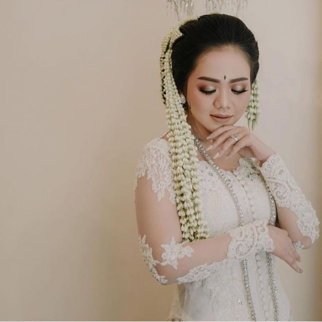10 Ide Make-up Pernikahan Sesuai dengan Bajunya. Kunci Curi Perhatian dan Tampil Sempurna!