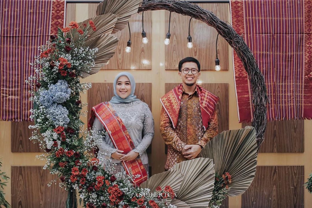 10 Inspirasi Dekorasi Lamaran dengan Lingkaran Ranting Kering. Cakepnya Bikin Pusing!