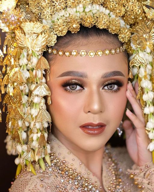 10 Ide Make-up Pernikahan Sesuai dengan Bajunya. Kunci Curi Perhatian dan Tampil Sempurna!