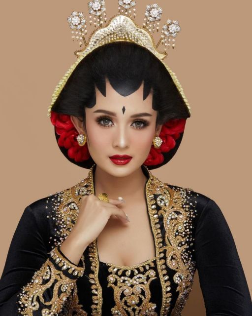 10 Ide Make-up Pernikahan Sesuai dengan Bajunya. Kunci Curi Perhatian dan Tampil Sempurna!