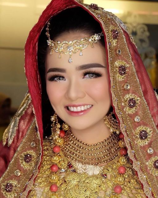 10 Ide Make-up Pernikahan Sesuai dengan Bajunya. Kunci Curi Perhatian dan Tampil Sempurna!