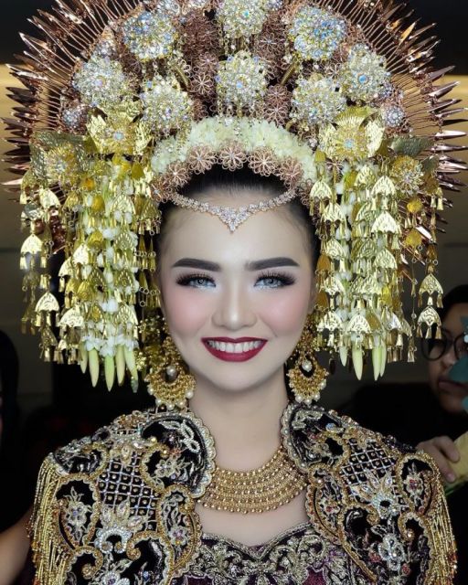 10 Ide Make-up Pernikahan Sesuai dengan Bajunya. Kunci Curi Perhatian dan Tampil Sempurna!
