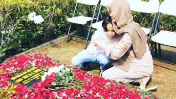 Terlihat Lebih Kuat dan Tabah, BCL dan Noah Pura-Pura Pelukan Bertiga di Makam Ashraf. Bikin Haru!