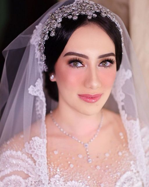 10 Ide Make-up Pernikahan Sesuai dengan Bajunya. Kunci Curi Perhatian dan Tampil Sempurna!