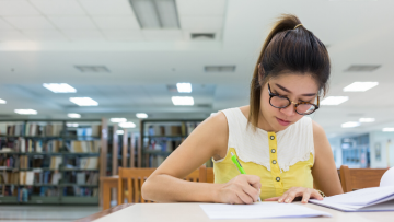 4 Keuntungan Punya Tulisan Tangan Jelek. Nggak Kalah sama Citra Dokter Kalau Nulis Resep!