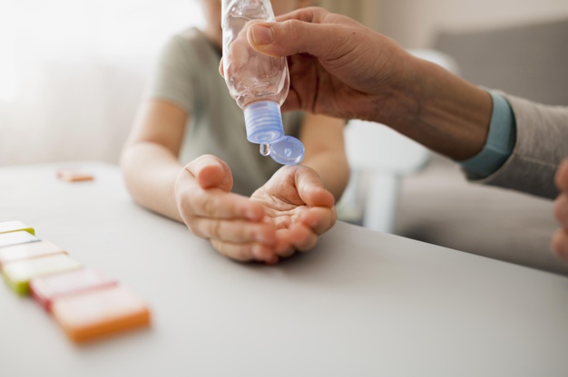 Pro-Kontra Penggunaan Hand Sanitizer pada Bayi dan Balita. Kalau Ngasal, Bisa Bahaya!