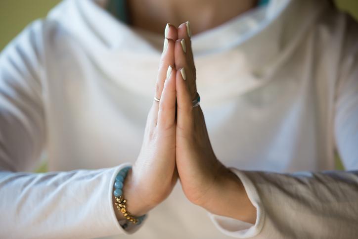 Jabat tangan bisa digantikan dengan salam namaste